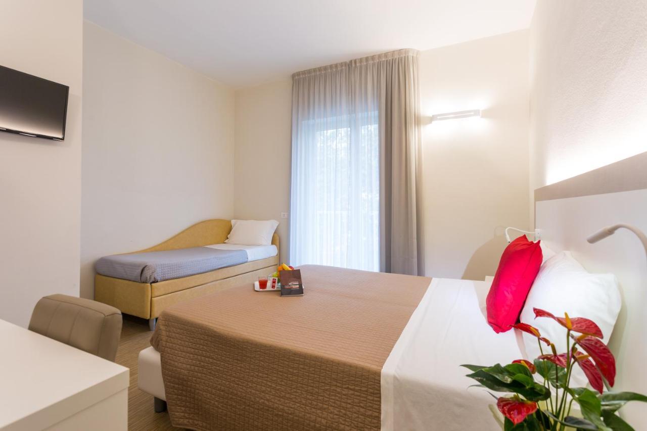 Hotel Amicizia Римини Экстерьер фото