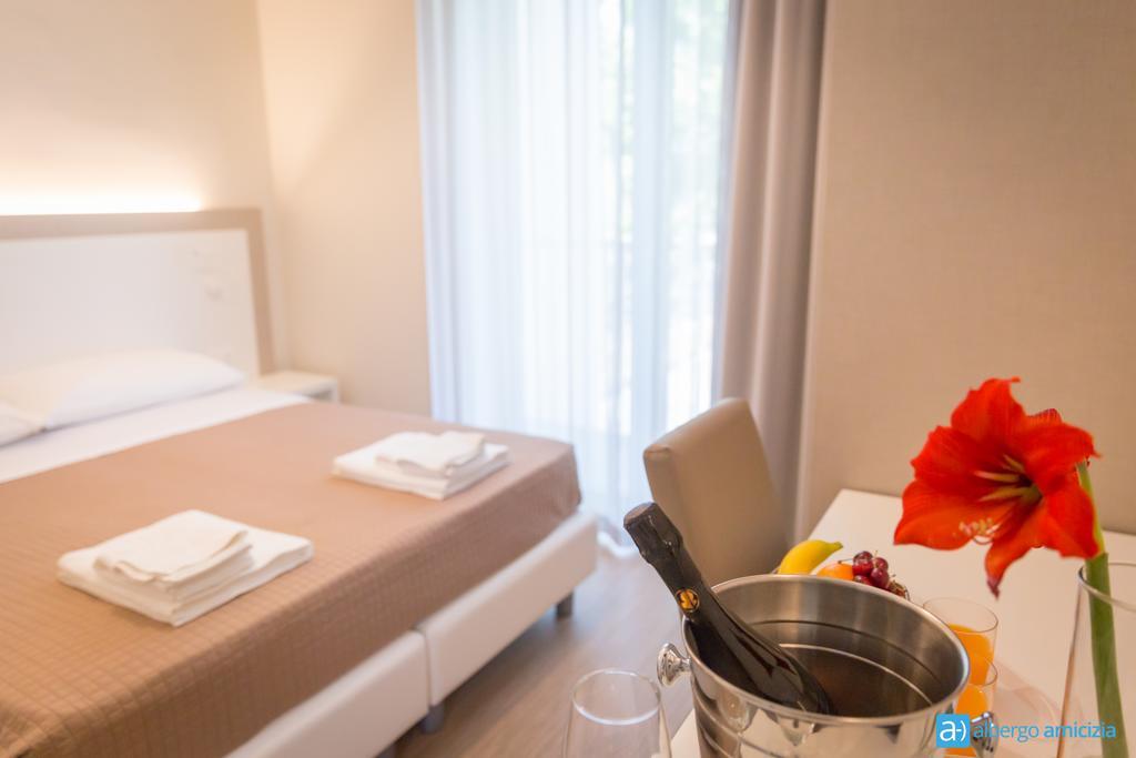Hotel Amicizia Римини Экстерьер фото